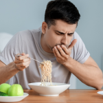 Lawrence Aseba Tipo explica como certos alimentos podem agravar ou aliviar os sintomas da ansiedade, influenciando diretamente o bem-estar emocional.