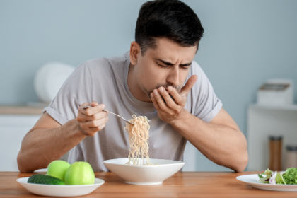 Lawrence Aseba Tipo explica como certos alimentos podem agravar ou aliviar os sintomas da ansiedade, influenciando diretamente o bem-estar emocional.
