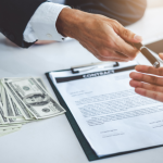 Alexandre Victor De Carvalho analisa quando os juros abusivos e seguros obrigatórios em contratos bancários violam os direitos do consumidor.