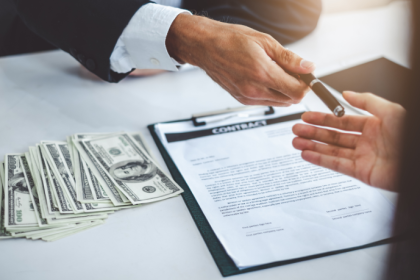 Alexandre Victor De Carvalho analisa quando os juros abusivos e seguros obrigatórios em contratos bancários violam os direitos do consumidor.