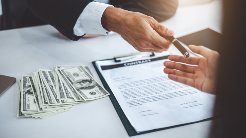 Alexandre Victor De Carvalho analisa quando os juros abusivos e seguros obrigatórios em contratos bancários violam os direitos do consumidor.