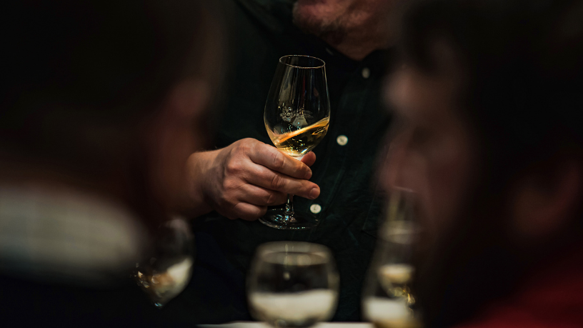 A experiência cultural do vinho sob a análise de Hebron Costa Cruz de Oliveira: mais que bebida, um símbolo de encontro.