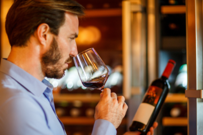 Hebron Costa Cruz de Oliveira reflete sobre como o vinho conecta tradição, cultura e momentos de convivência.