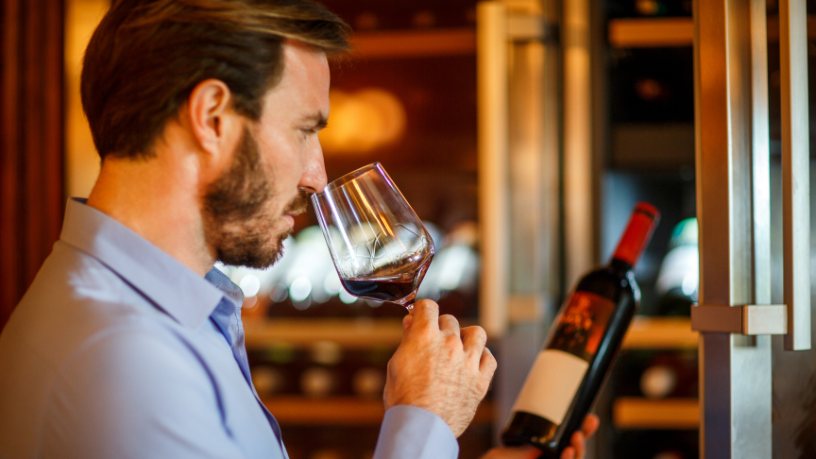 Hebron Costa Cruz de Oliveira reflete sobre como o vinho conecta tradição, cultura e momentos de convivência.