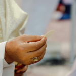 Para Pe. Jose Eduardo de Oliveira e Silva, os sacramentos são sinais vivos da esperança e do amor de Deus.