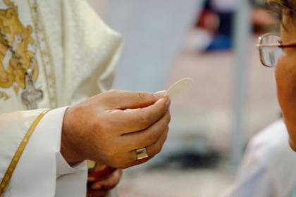 Para Pe. Jose Eduardo de Oliveira e Silva, os sacramentos são sinais vivos da esperança e do amor de Deus.