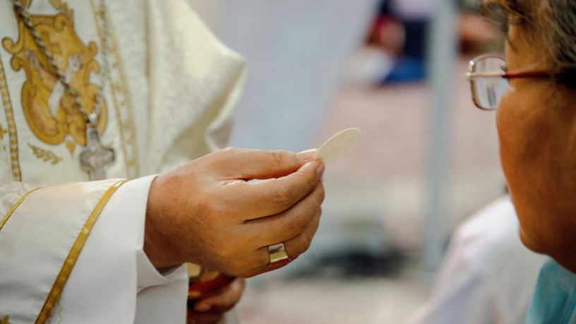 Para Pe. Jose Eduardo de Oliveira e Silva, os sacramentos são sinais vivos da esperança e do amor de Deus.