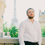 Leonardo Rocha de Almeida Abreu destaca a magia e o romantismo da Torre Eiffel iluminada.