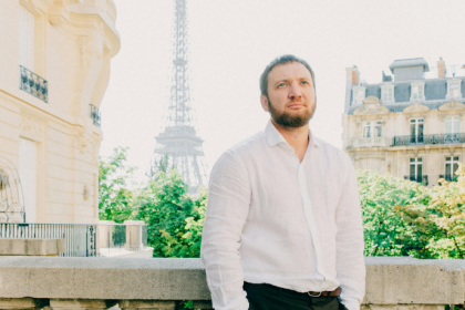 Leonardo Rocha de Almeida Abreu destaca a magia e o romantismo da Torre Eiffel iluminada.