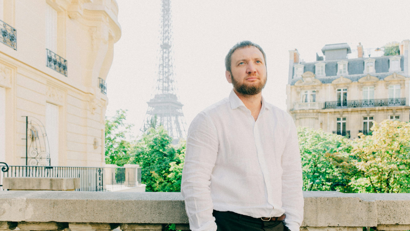 Leonardo Rocha de Almeida Abreu destaca a magia e o romantismo da Torre Eiffel iluminada.