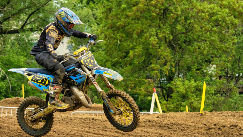 Teciomar Ábila leva você a sentir a adrenalina e a superação do verdadeiro motocross extremo.