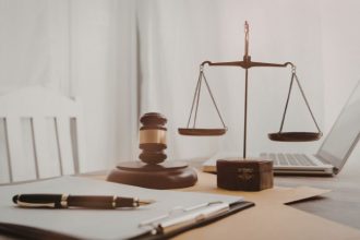 Quem Governa a Democracia Digital e os Desafios Regulação de Plataformas no Brasil